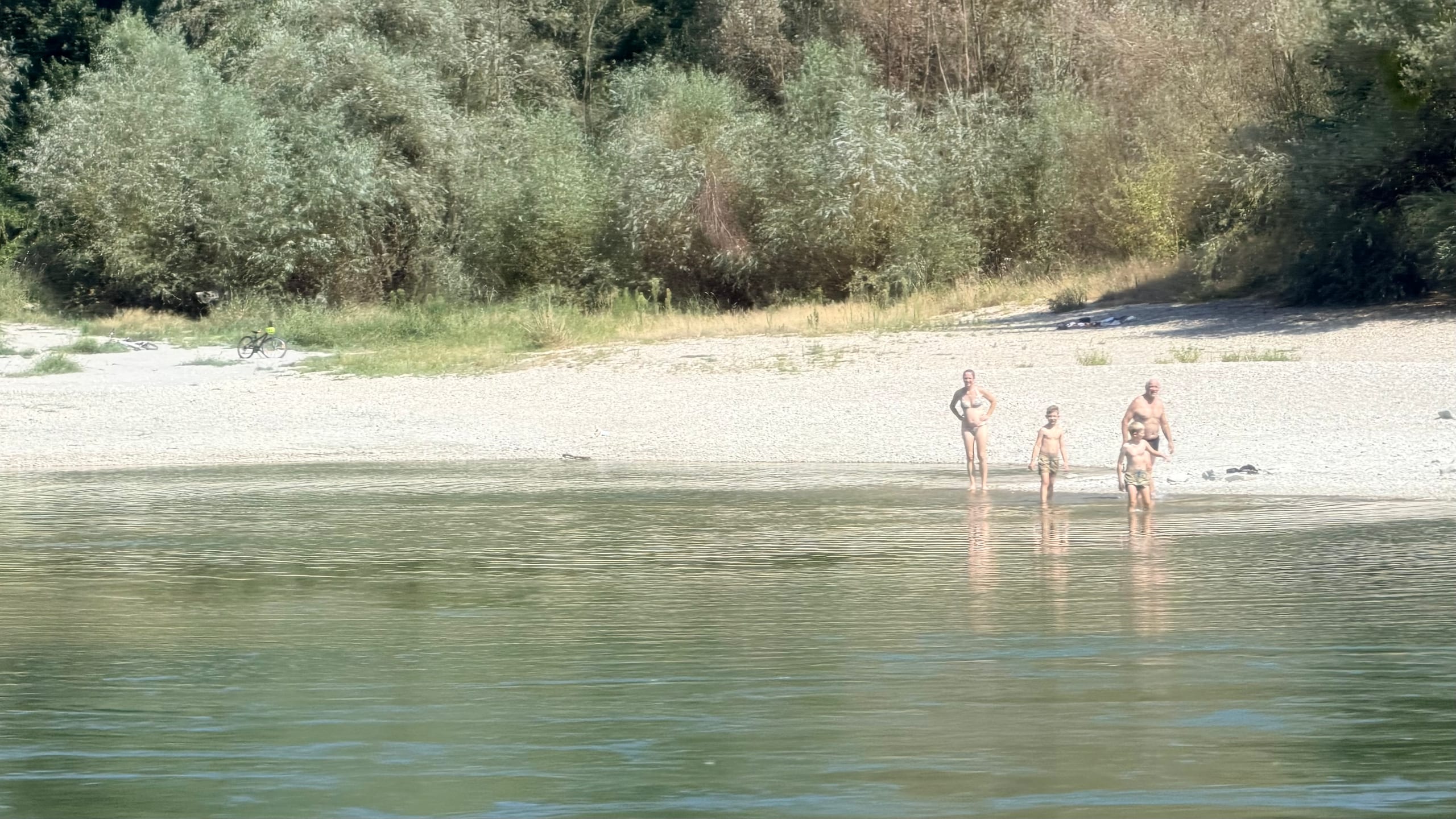 Bancos de grava al descubierto en la orilla del Danubio con el agua muy baja